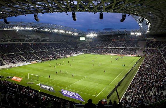 NUOVE LUCI ACCENDONO LO SPORT NEGLI STADI FRANCESI DI SAINT ETIENNE, LIONE E NIZZA.