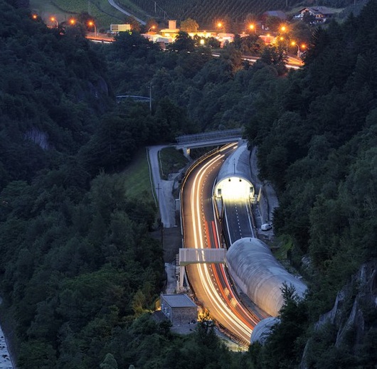 GALLERIE IN PIENA LUCE SULL’AUTOSTRADA DEL BRENNERO