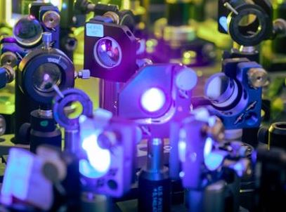 COMPUTER ULTRAVELOCI CONTROLLATI DALLA LUCE